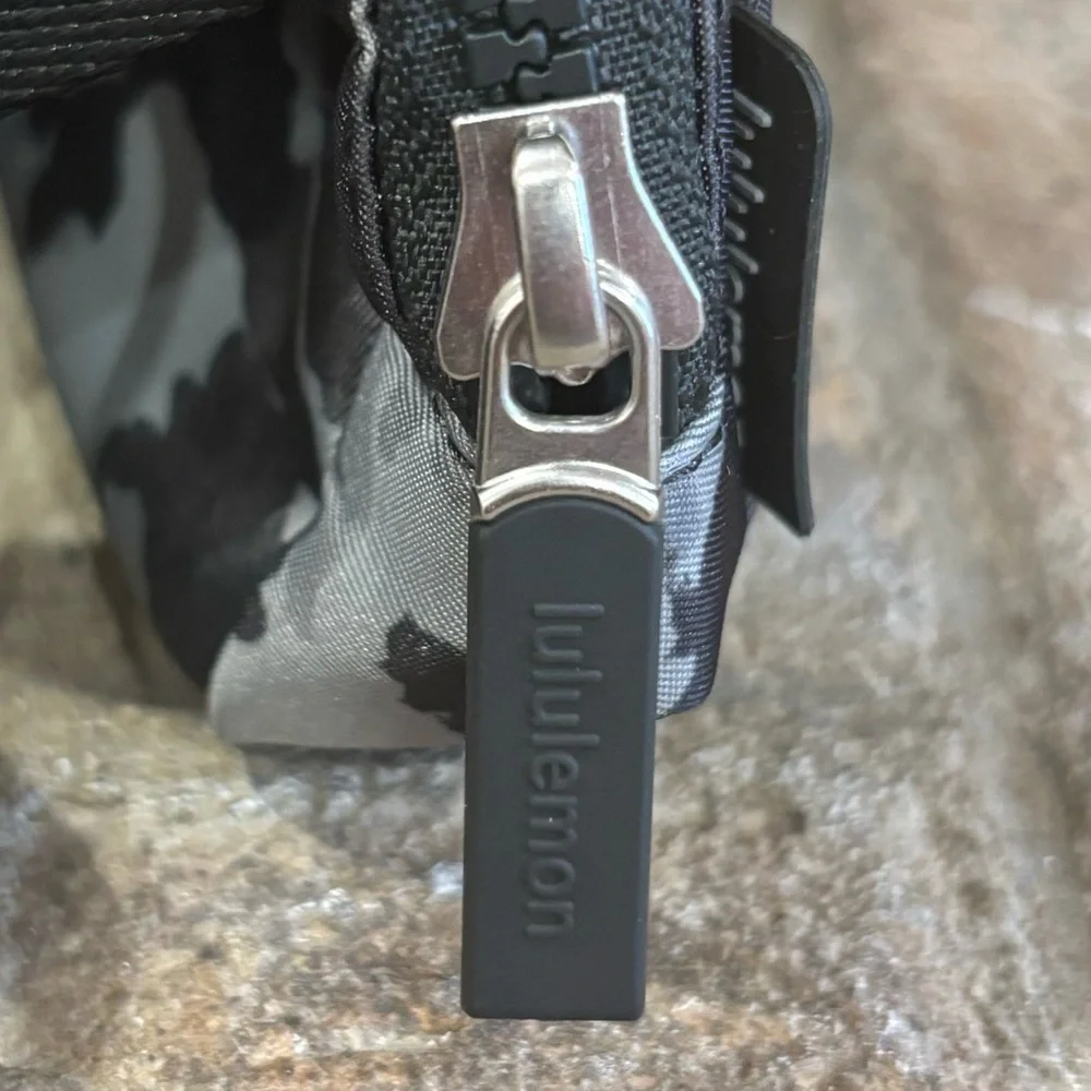 NWT Lululemon Everywhere Belt Bag Long Strap In Thawed Camo Grey Multi - Picture 4 of 9